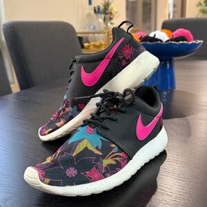 Nike Black and Pink Floral Roshe Run 6.5